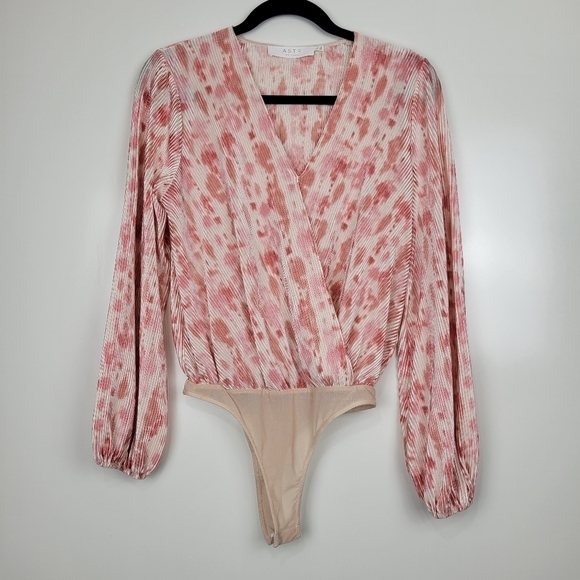 ASTR The Label Plisse Long Sleeve Tie Dye Bodysuit Size XS - Picture 2 of 9